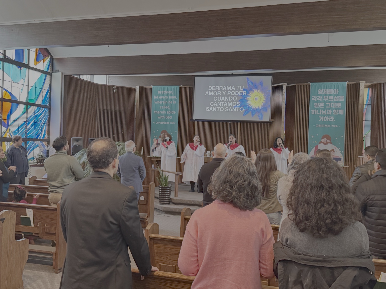 Congregación participando en la adoración