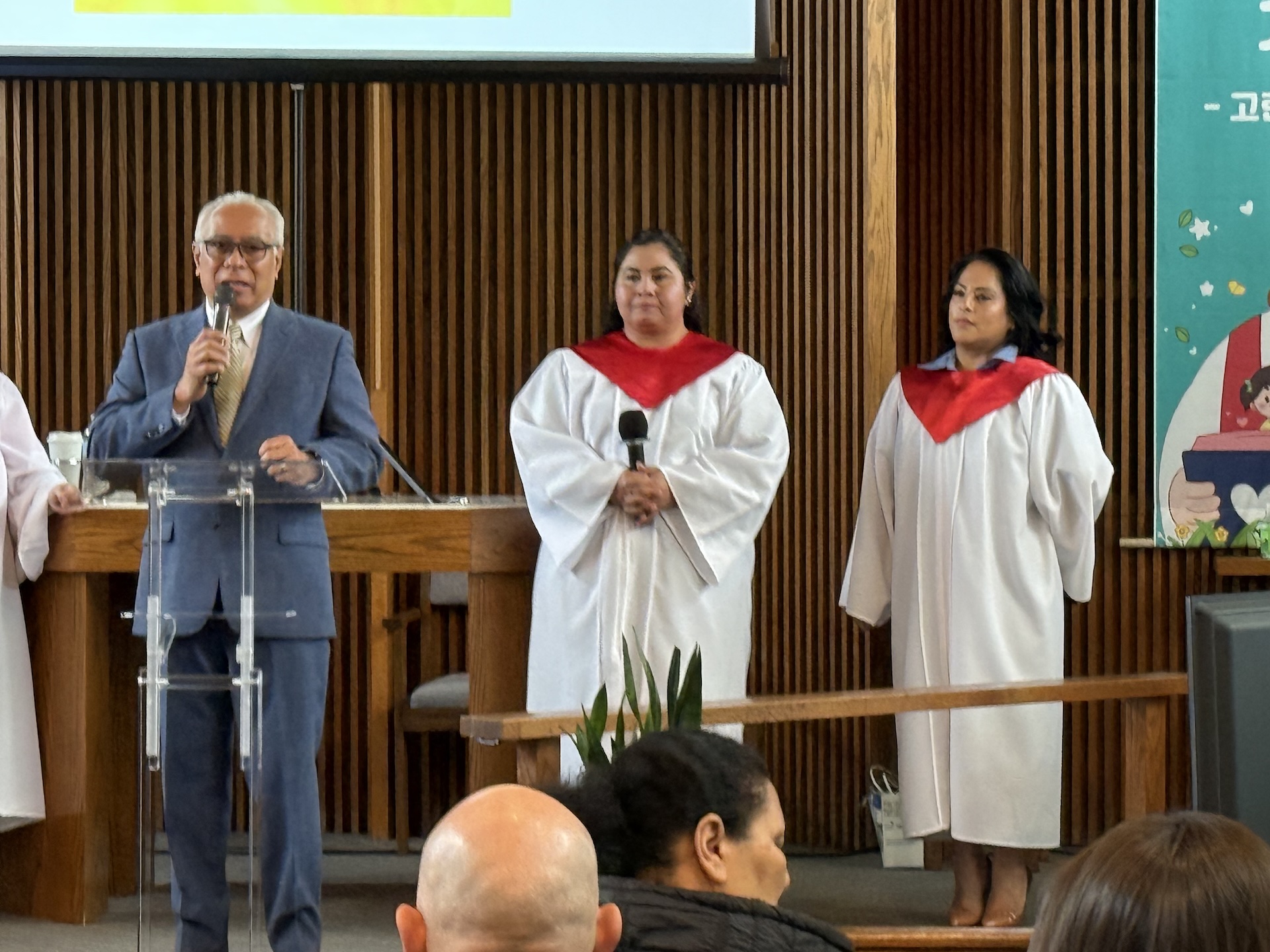Pastor y Coro en el altar