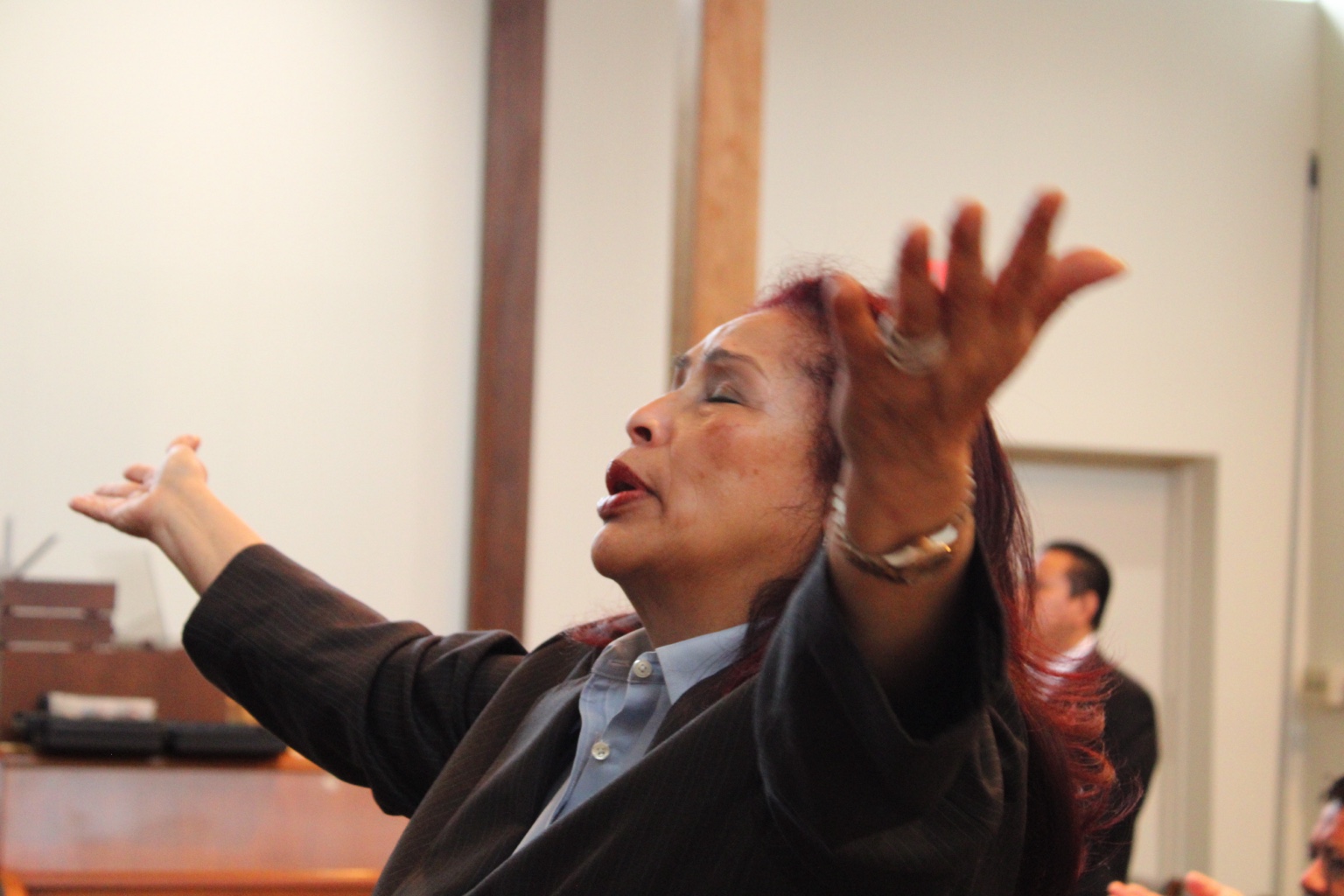 Persona adorando durante una reunión de Misión Vida Cristiana