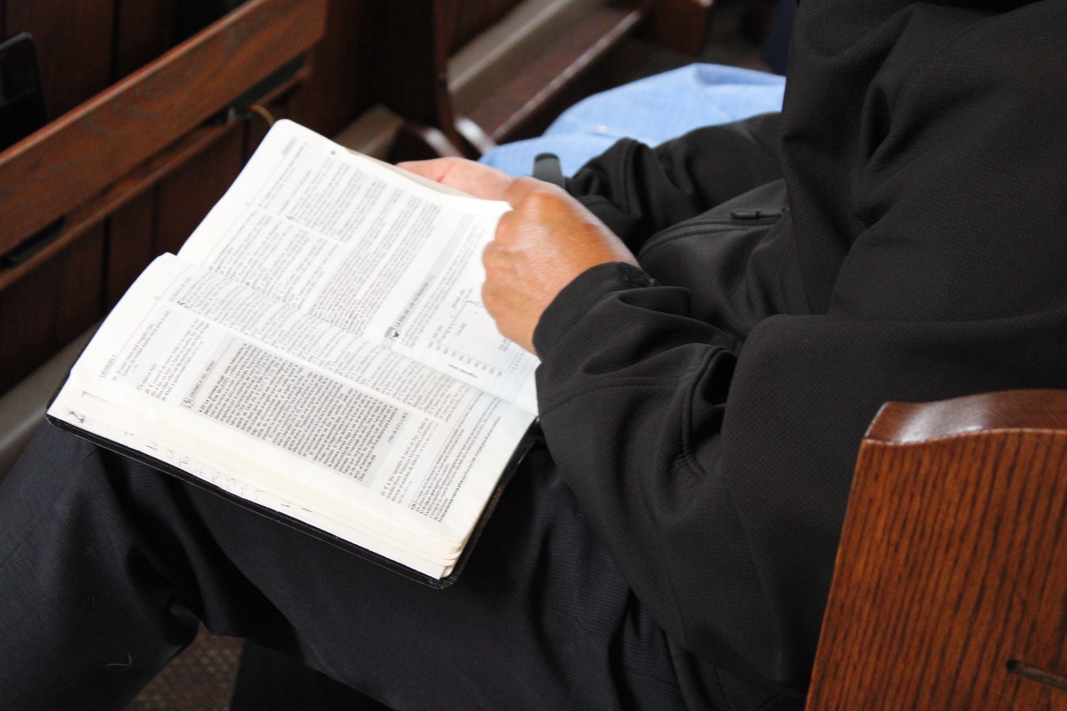 Lectura de la Biblia durante el servicio
